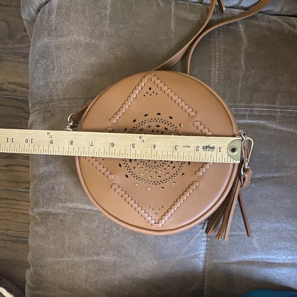 Like New Round Crossbody Bag - Picture 6 of 8